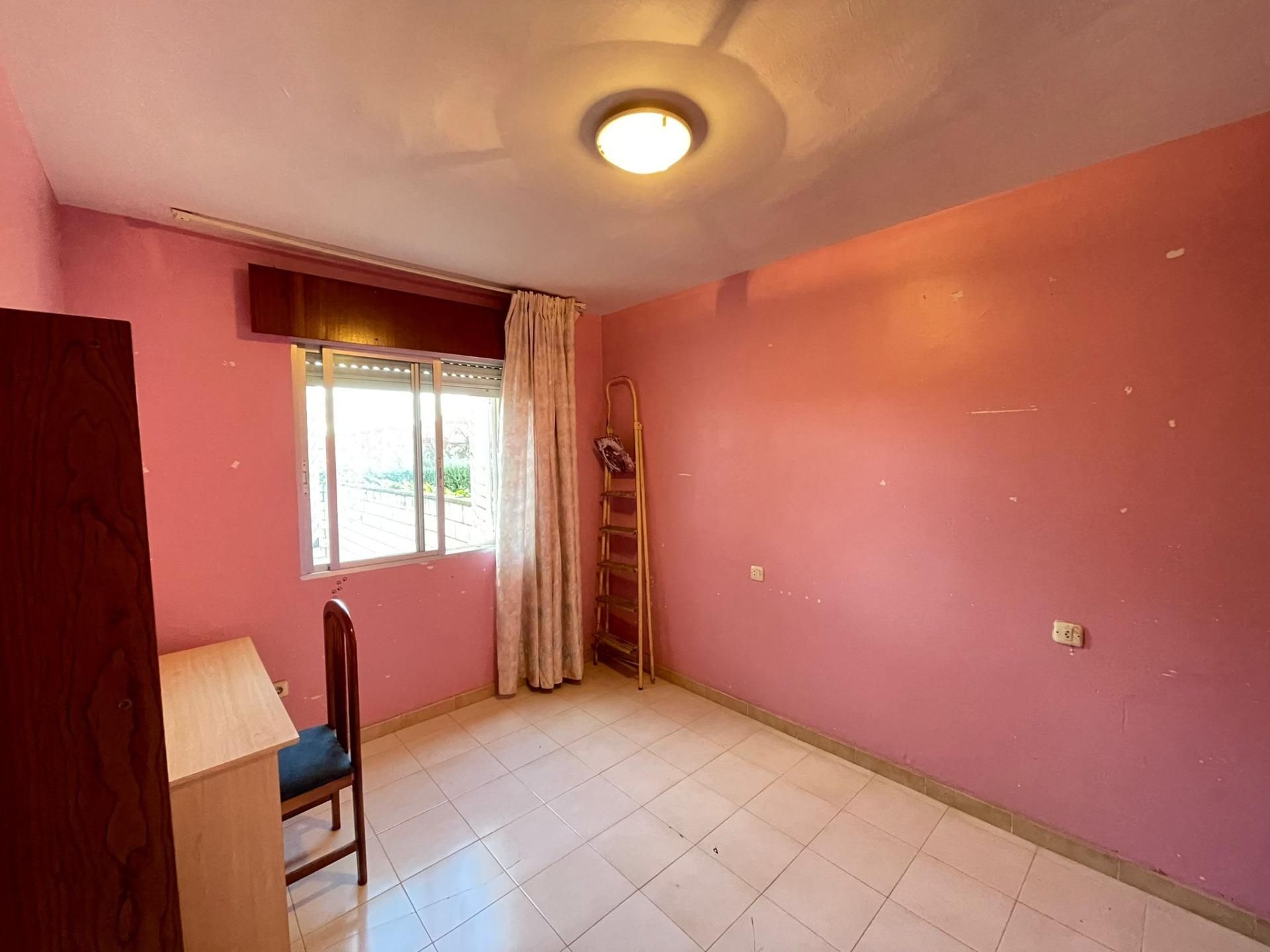 Habitación de Casa adosada en venta en Cáceres Capital con Aire acondicionado, Jardín privado y Terraza