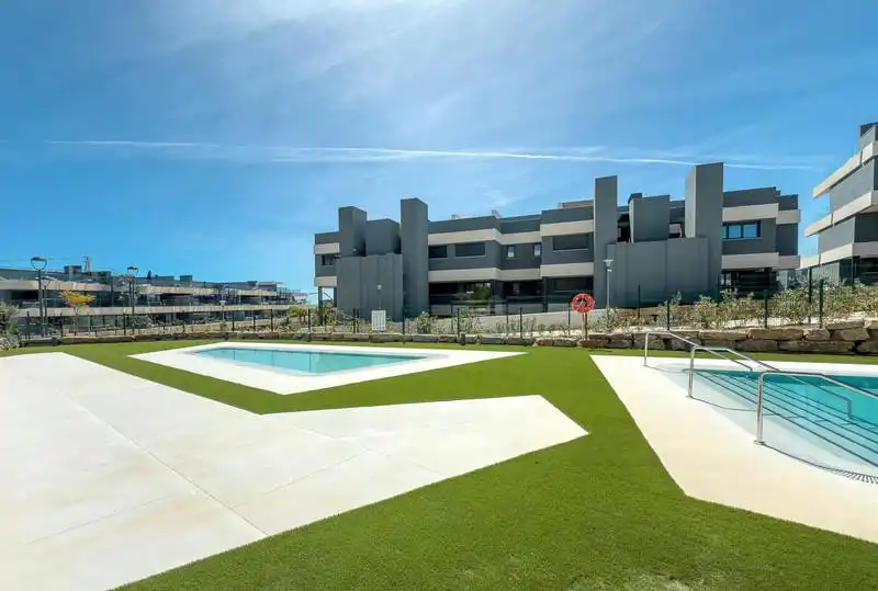 Vista exterior de Planta baja de alquiler en Estepona con Aire acondicionado, Calefacción y Terraza