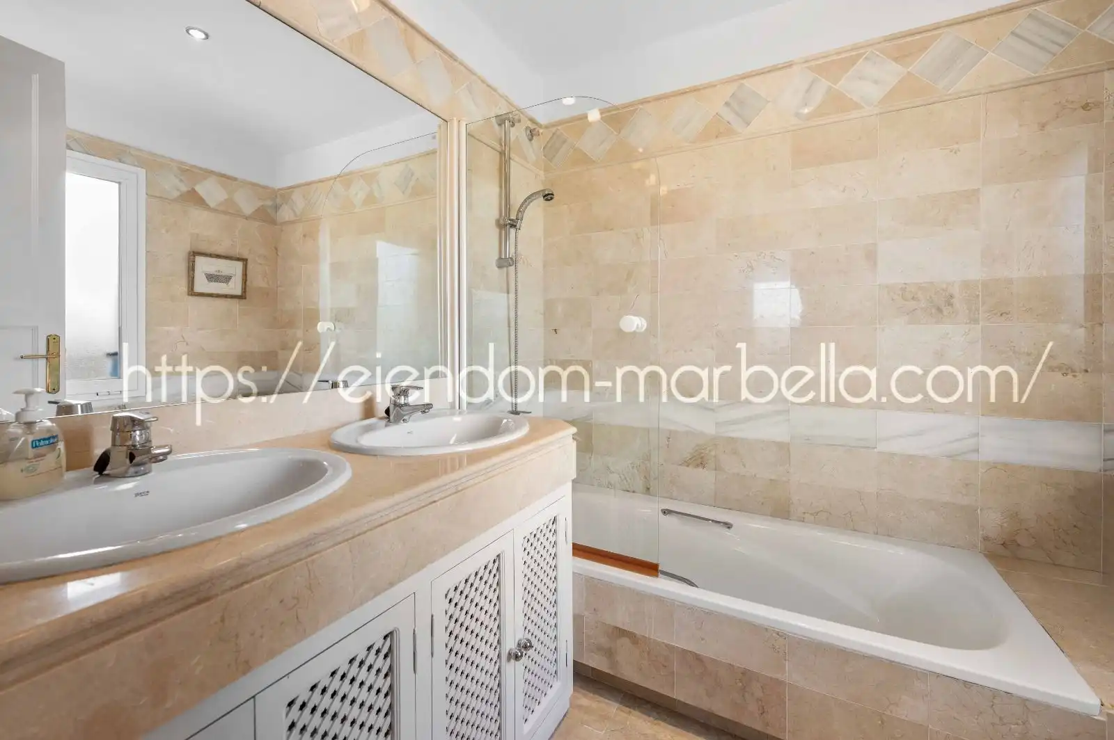 Badezimmer von Maisonette zum Verkauf in Marbella mit Klimaanlage, Terrasse und Abstellraum