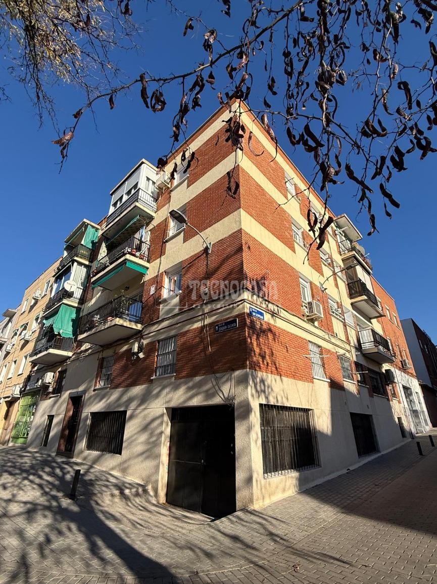Exterior view of Flat for sale in  Madrid Capital  with Balcony
