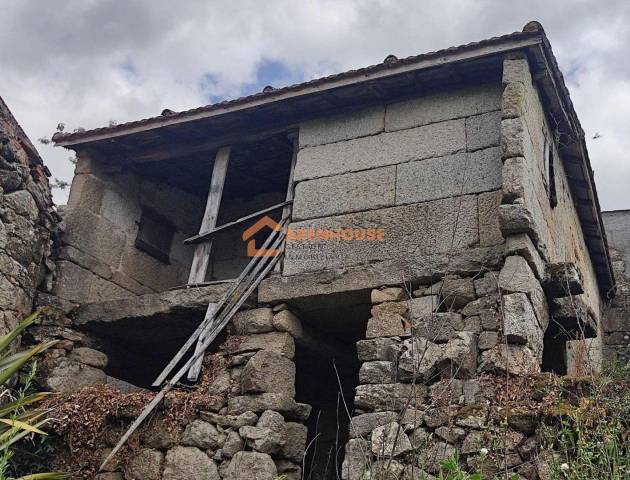 Casa-chalet en Venta en Toén