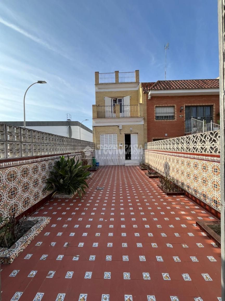 Exterior view of House or chalet for sale in Lebrija  with Air Conditioner, Heating and Terrace