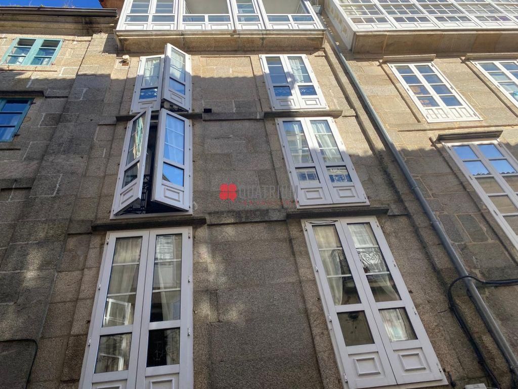 Vista exterior de Casa o xalet en venda en Santiago de Compostela  amb Calefacció, Traster i Balcó