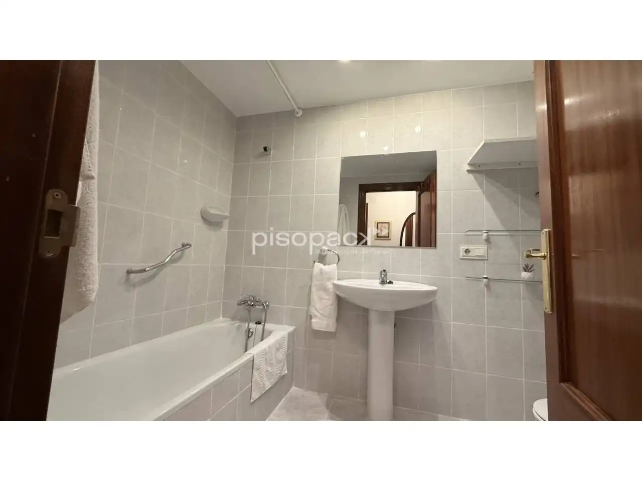 Bathroom of Flat for sale in  Pamplona / Iruña  with Air Conditioner, Heating and Terrace