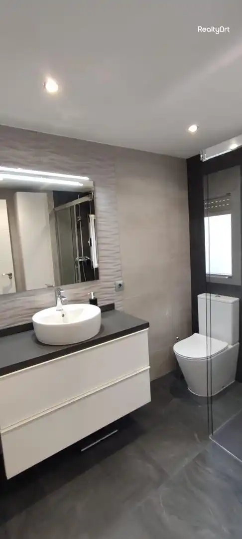 Bathroom of Flat for sale in Sevilla  with Air Conditioner, Heating and Terrace