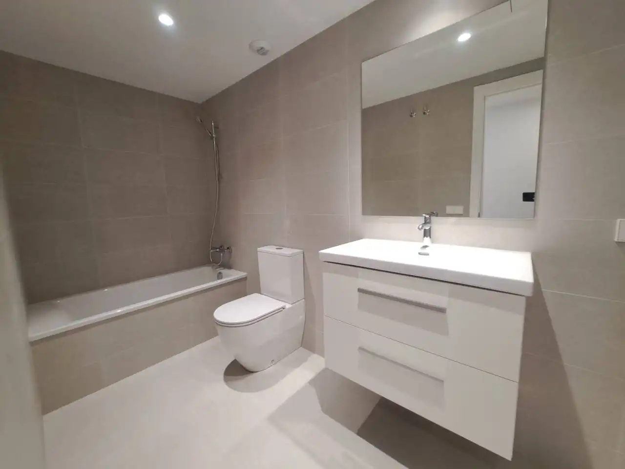 Baño de Piso de alquiler en Sabadell con Aire acondicionado, Calefacción y Parquet