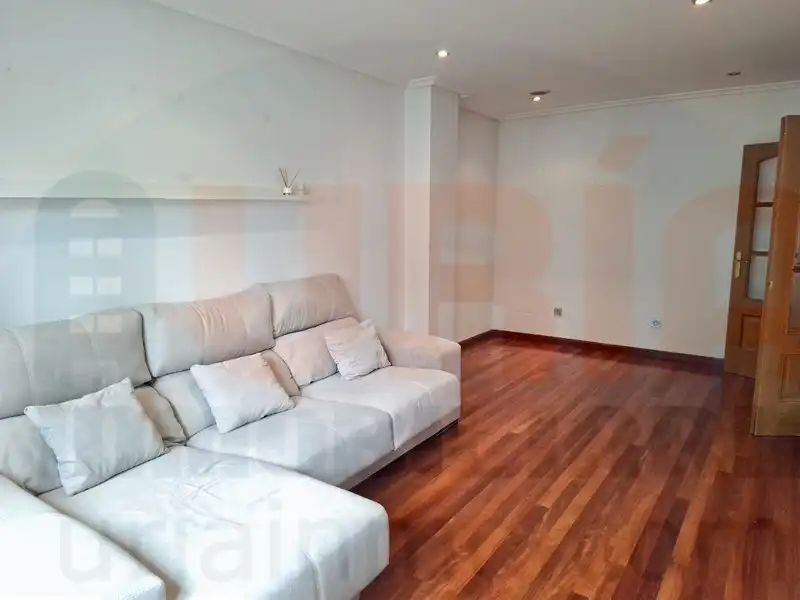 Sala d'estar de Pis en venda en Oviedo  amb Calefacció, Terrassa i Traster
