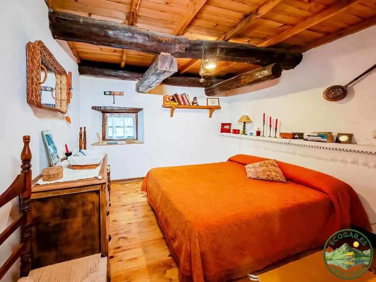 Dormitori de Casa o xalet en venda en Ponferrada amb Calefacció, Jardí privat i Parquet