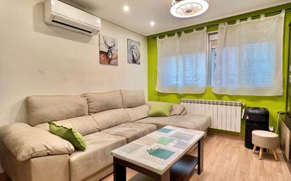 Living room of Flat for sale in Mejorada del Campo  with Air Conditioner, Heating and Oven