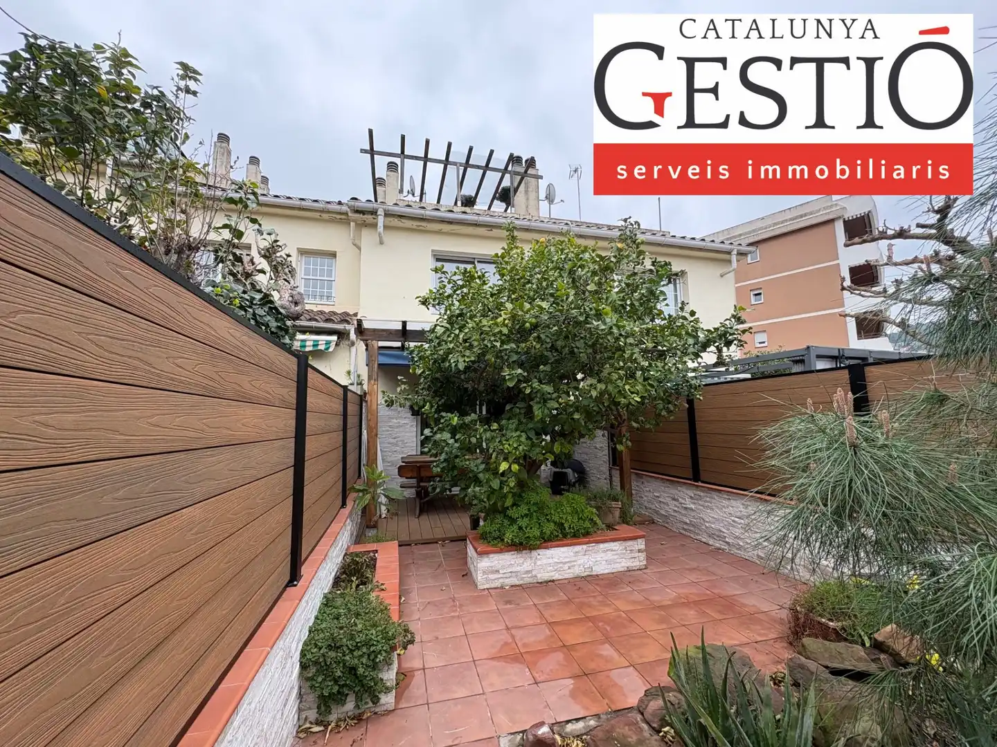 Außenansicht von Einfamilien-Reihenhaus zum Verkauf in Corbera de Llobregat mit Heizung, Privatgarten und Terrasse