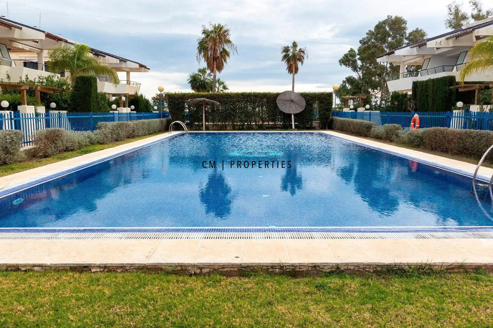 Piscina de Casa adosada en venda en Sagunto / Sagunt amb Aire condicionat, Calefacció i Terrassa