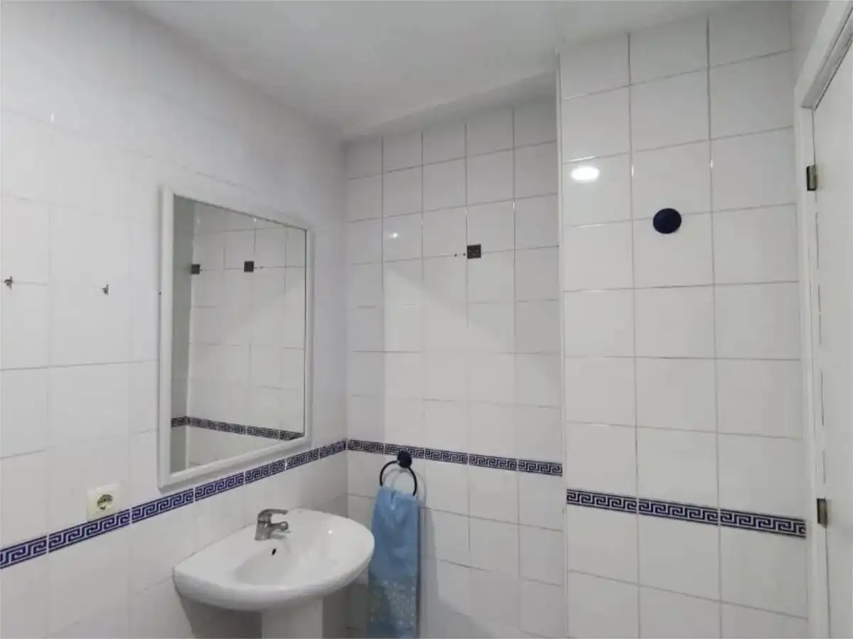 Badezimmer von Wohnung zur Miete in Sevilla mit Heizung und Waschmaschine