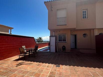 Terrassa de Casa adosada en venda en La Línea de la Concepción amb Jardí privat i Piscina