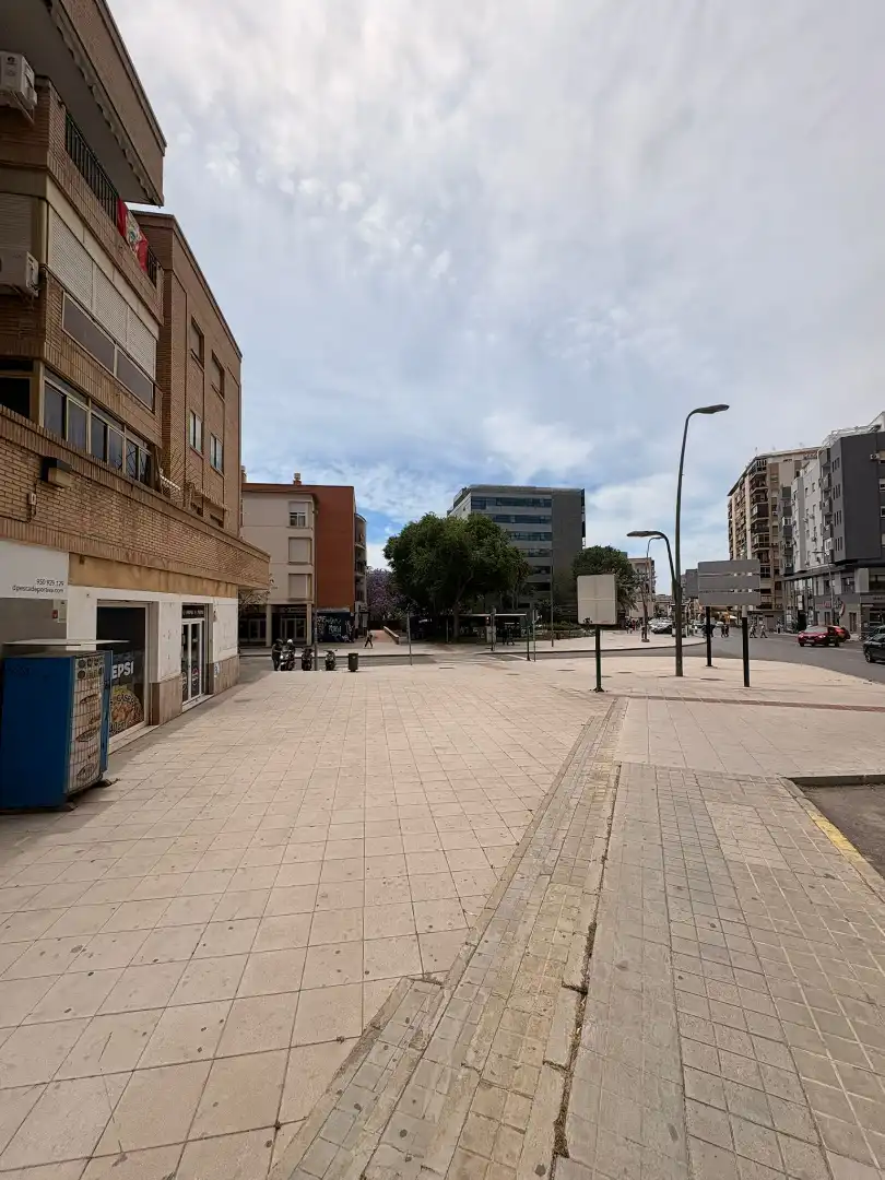 Vista exterior de Local de alquiler en Almería