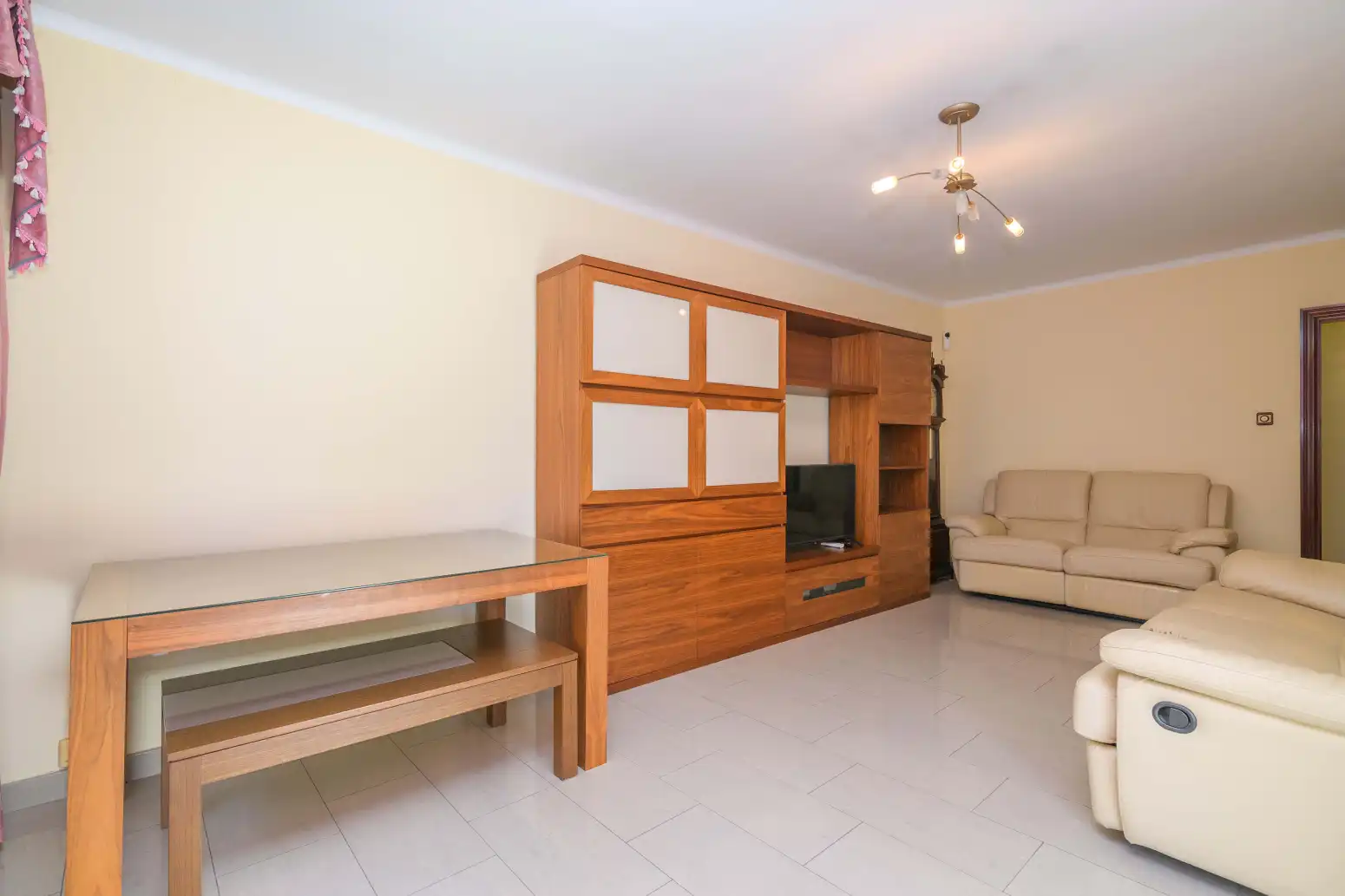 Sala de estar de Piso en venta en Cornellà de Llobregat con Aire acondicionado, Calefacción y Balcón