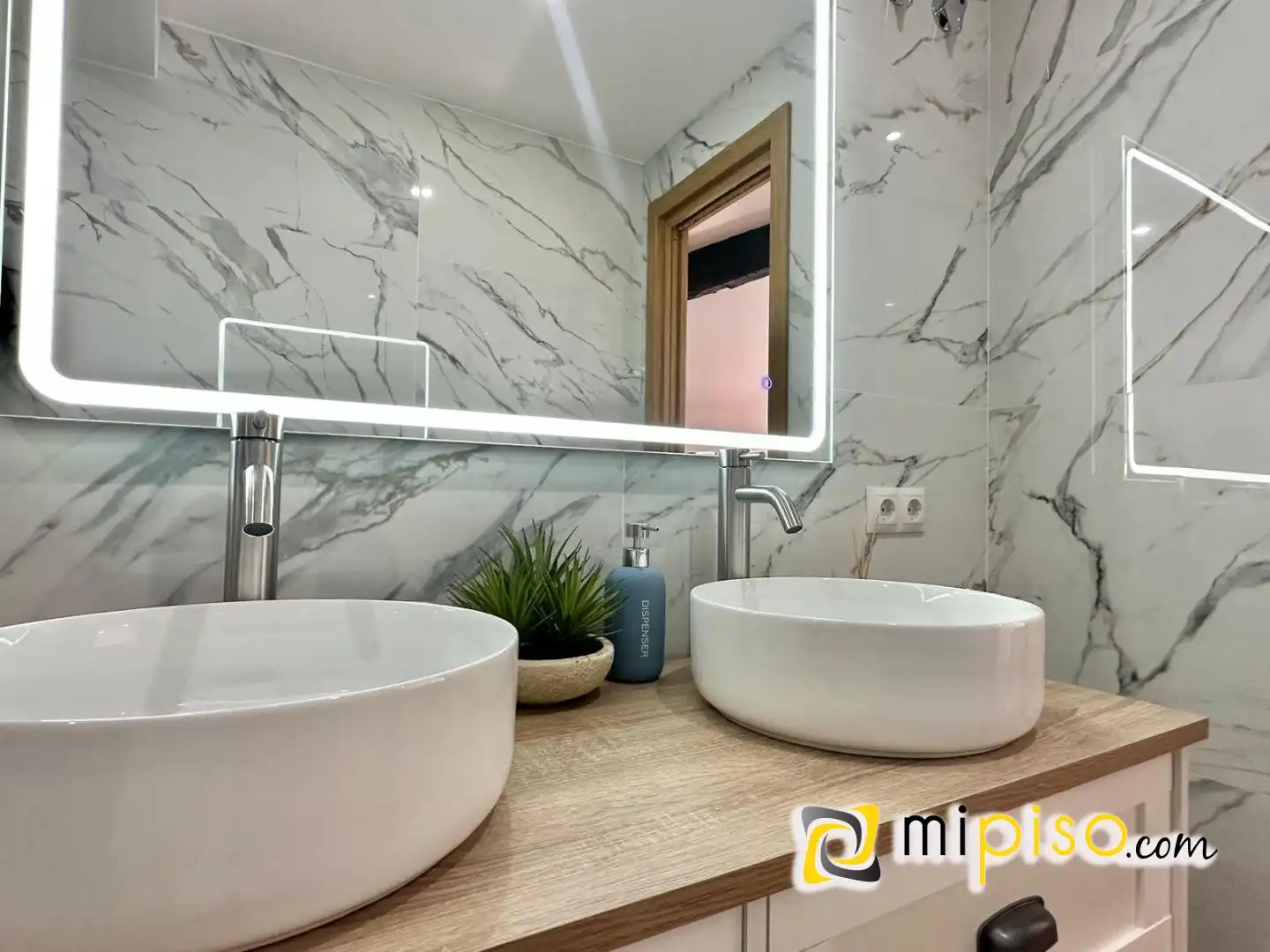 Baño de Piso en venta en Laredo con Calefacción, Amueblado y Balcón