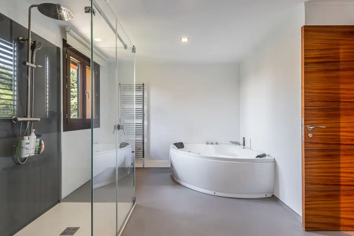 Badezimmer von Einfamilien-Reihenhaus zum Verkauf in Boadilla del Monte mit Klimaanlage, Heizung und Privatgarten