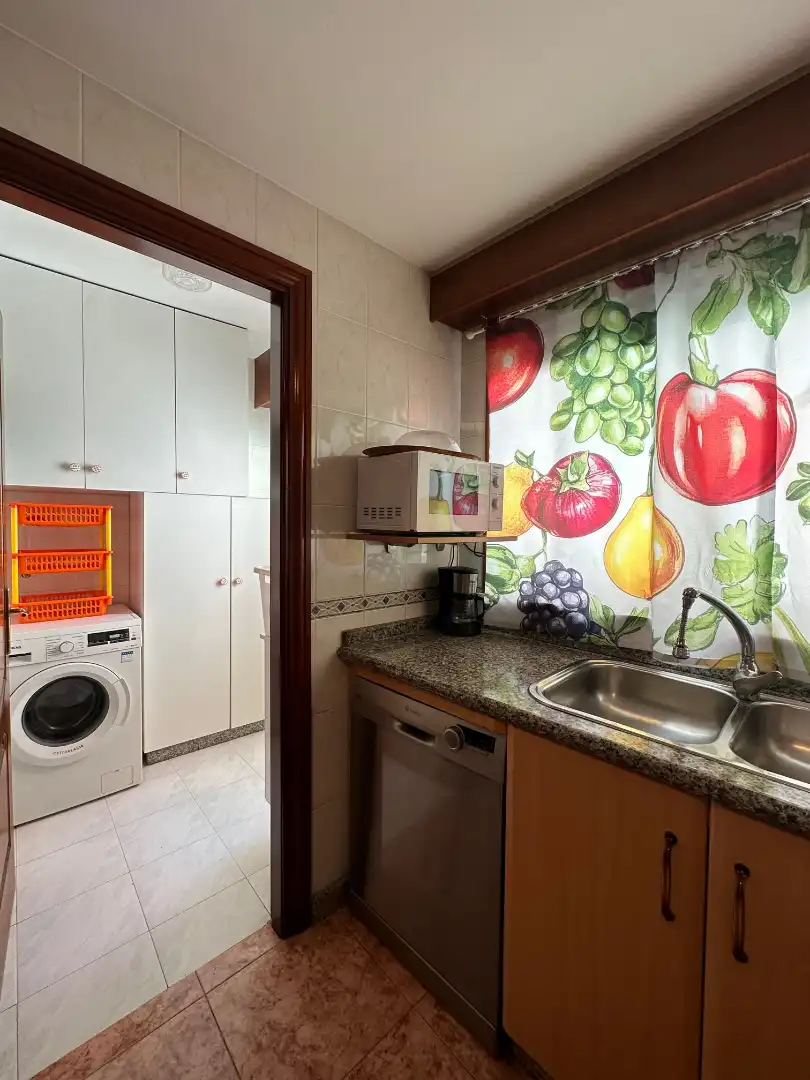 Kitchen of Flat for rent in Santiago de Compostela   with Heating, Furnished and Oven