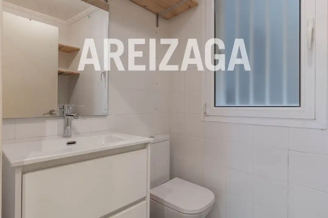 Baño de Piso en venta en Donostia - San Sebastián  con Calefacción y Balcón