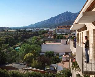 Vista exterior de Planta baixa en venda en Esparreguera amb Aire condicionat, Terrassa i Piscina