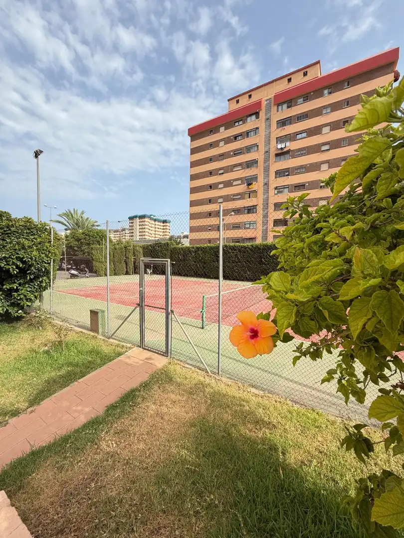 Aparcament de Pis en venda en Alicante / Alacant amb Jardí privat, Terrassa i Traster