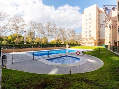 Swimming pool of Flat for sale in  Sevilla Capital  with Air Conditioner, Heating and Private garden