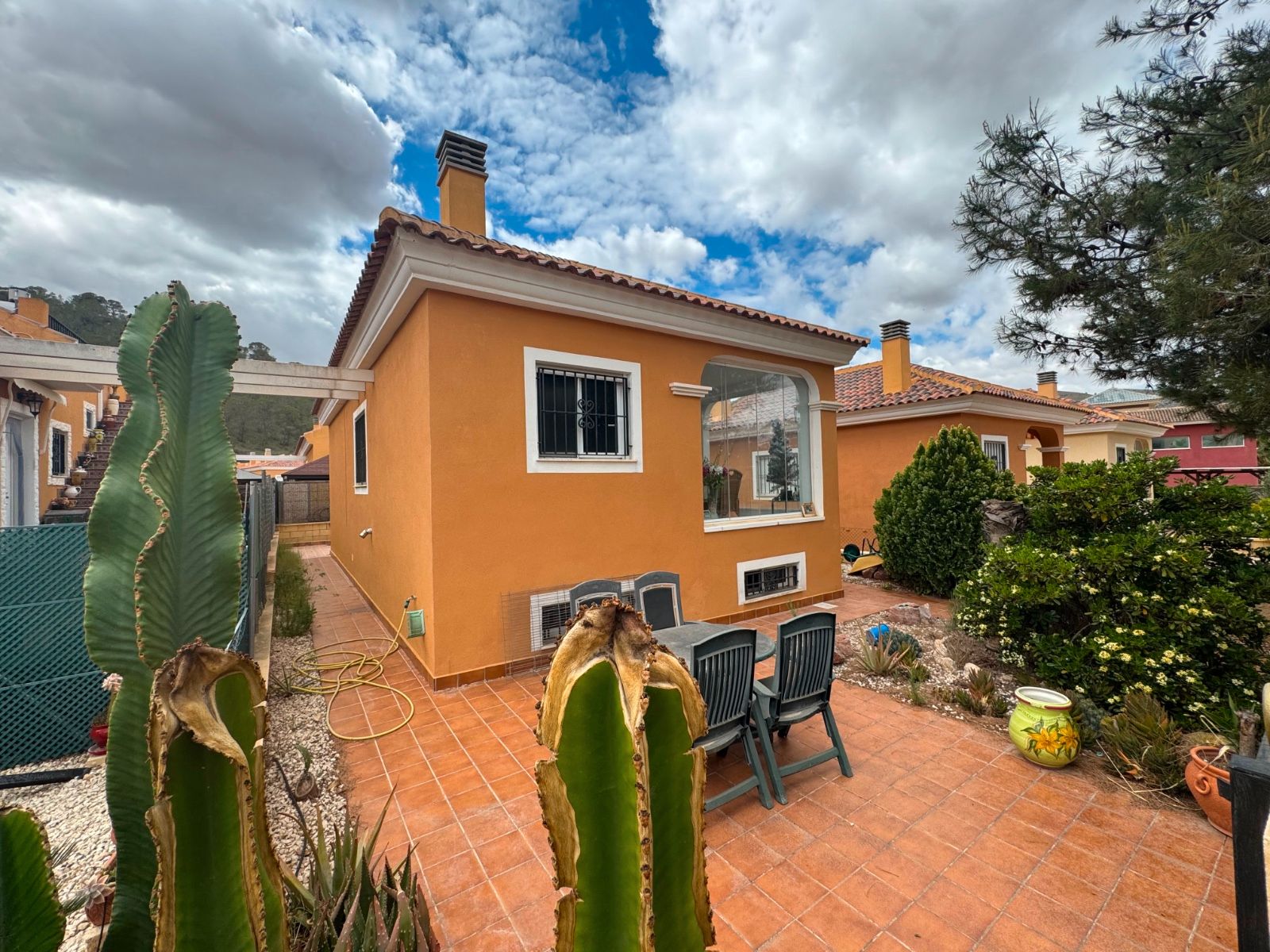 Vista exterior de Casa o xalet en venda en La Romana amb Aire condicionat, Jardí privat i Terrassa