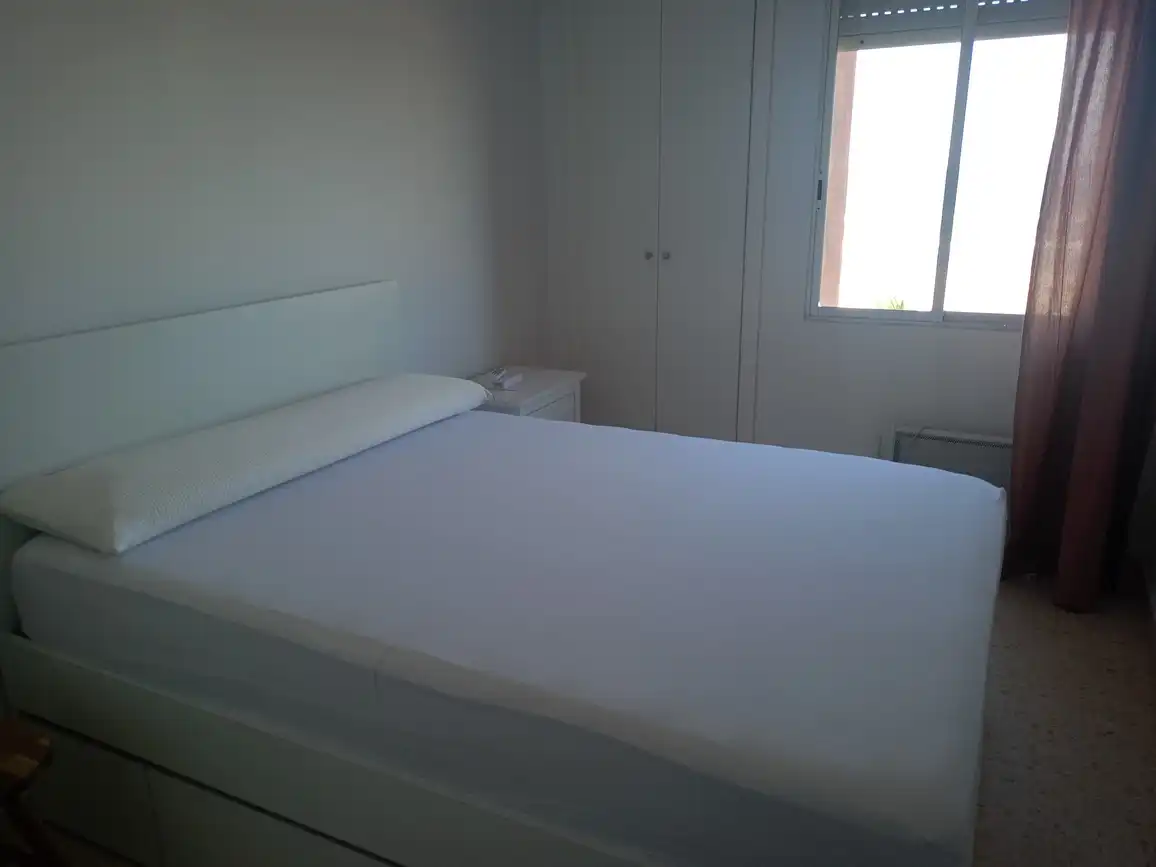 Dormitori de Apartament de lloguer en Gandia amb Aire condicionat, Terrassa i Moblat