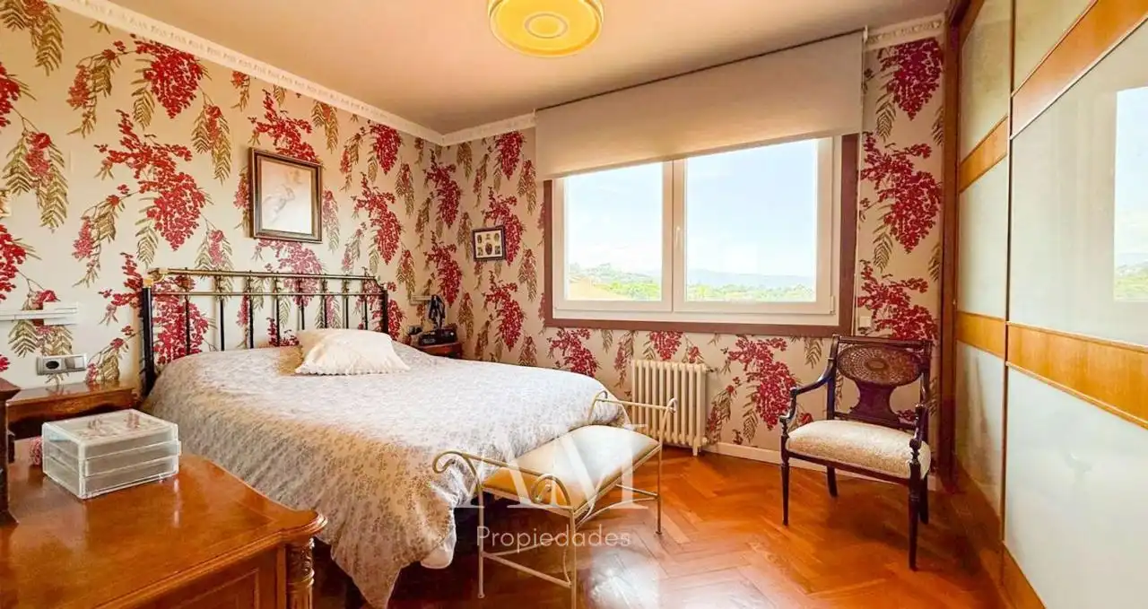Dormitori de Casa o xalet en venda en Vigo  amb Calefacció, Jardí privat i Terrassa