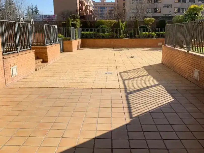 Terrasse von Wohnung zum Verkauf in  Madrid Capital mit Klimaanlage und Schwimmbad