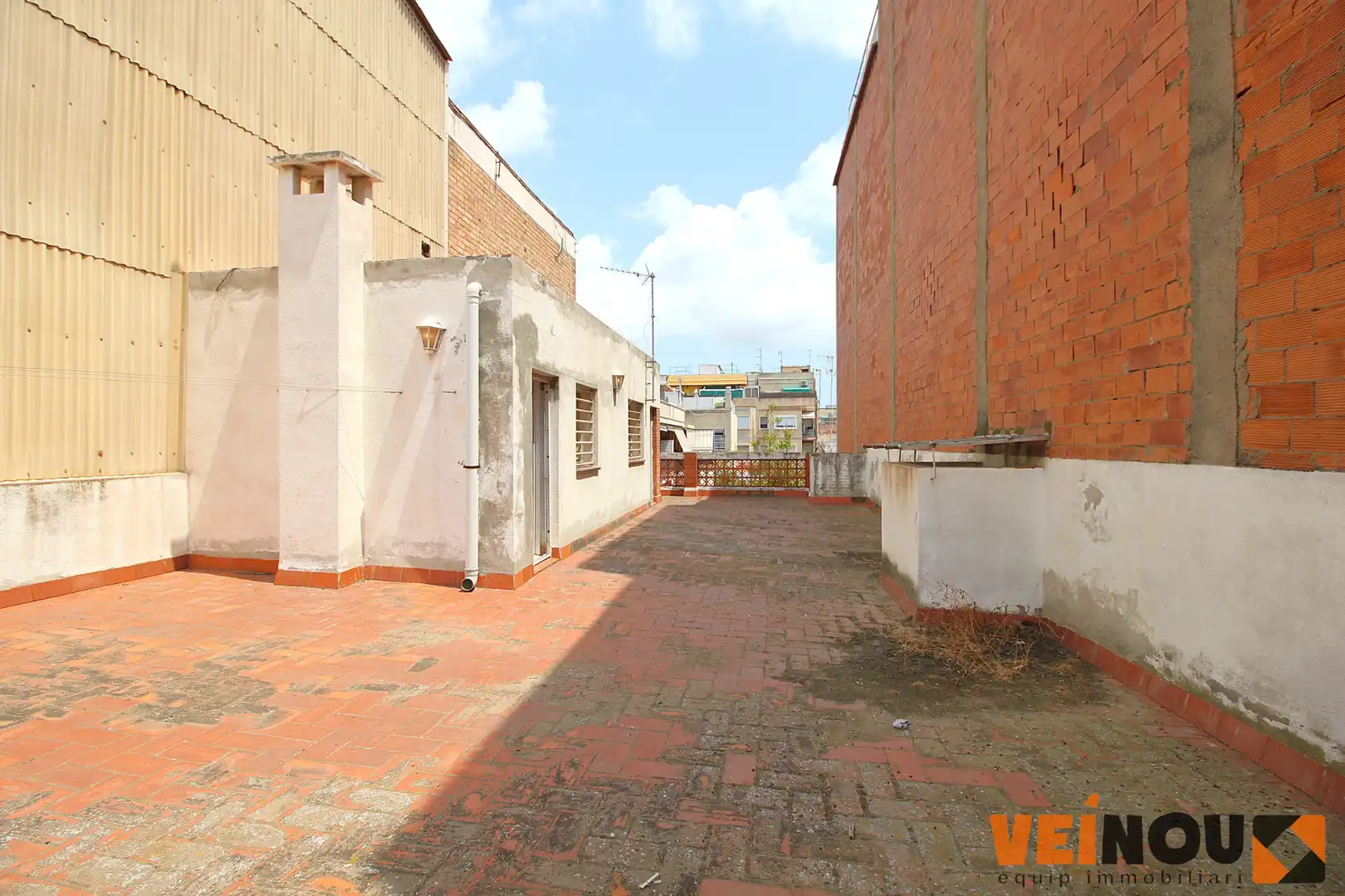 Vista exterior de Casa adosada en venta en Cornellà de Llobregat con Terraza y Balcón