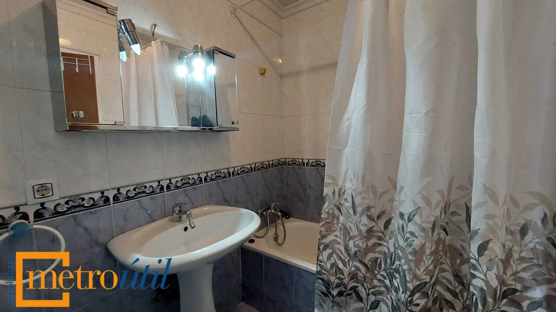 Bathroom of Flat for rent in Salamanca  with Heating, Furnished and Balcony