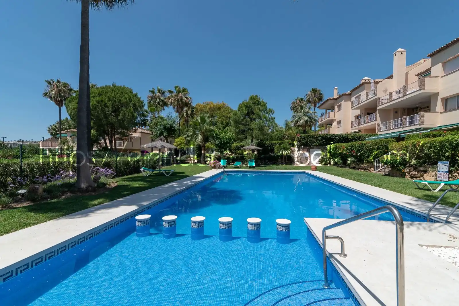 Schwimmbecken von Wohnungen zum Verkauf in Marbella mit Klimaanlage, Terrasse und Möbliert
