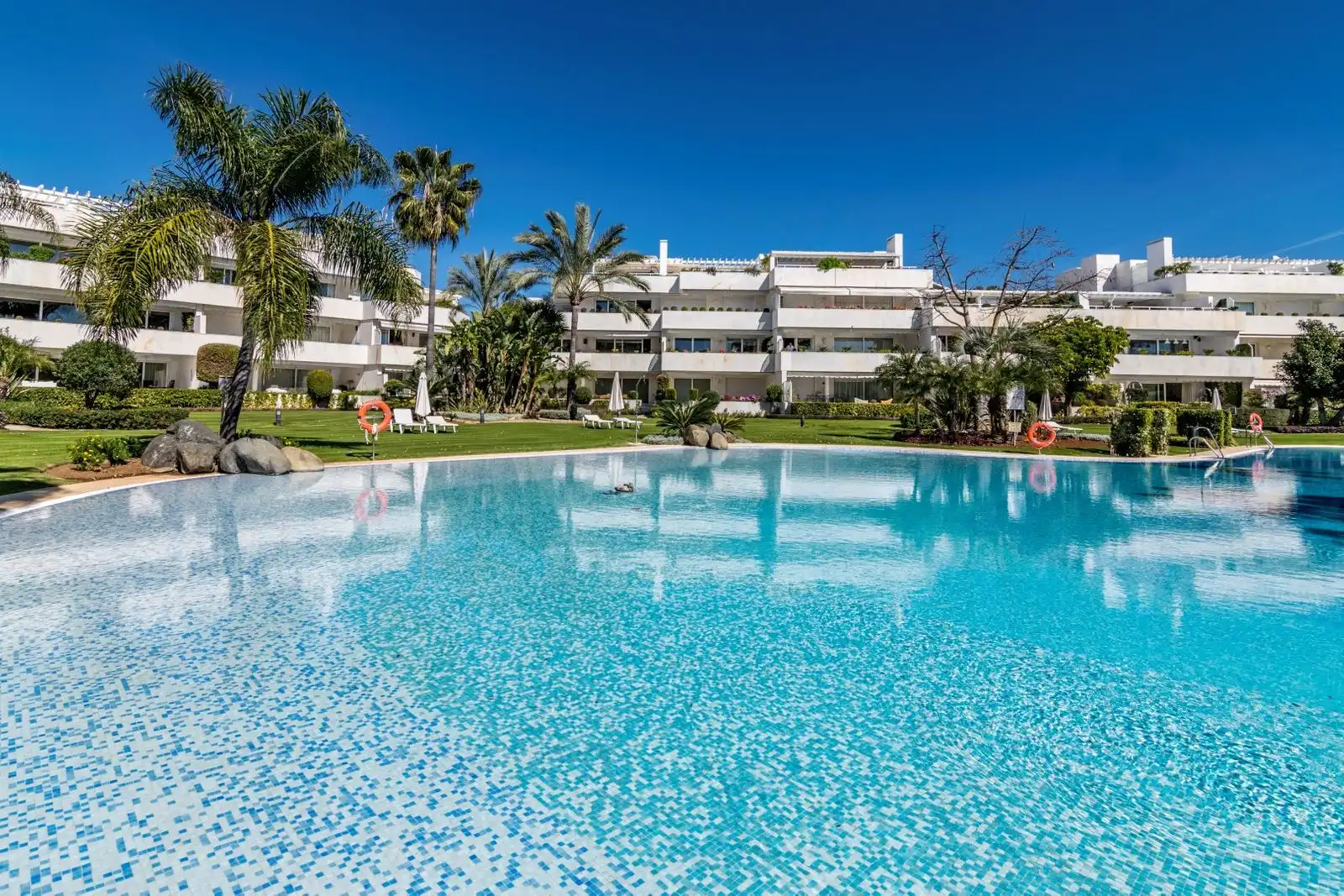 Piscina de Piso en venta en Marbella con Aire acondicionado, Terraza y Amueblado