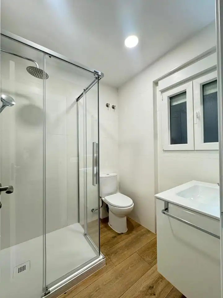Baño de Piso para compartir en Segovia con Calefacción, Terraza y Amueblado