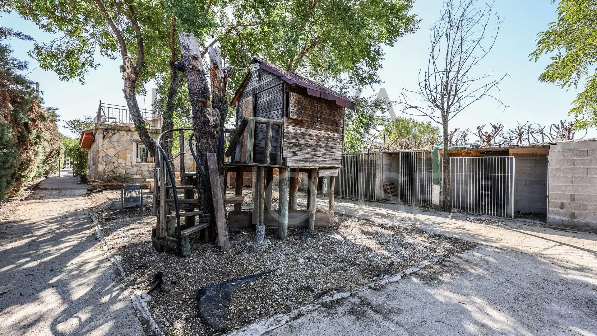 Vista exterior de Casa o xalet en venda en Talamanca de Jarama amb Jardí privat, Terrassa i Piscina