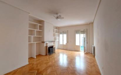 Sala d'estar de Apartament de lloguer en  Madrid Capital amb Calefacció, Parquet i Traster