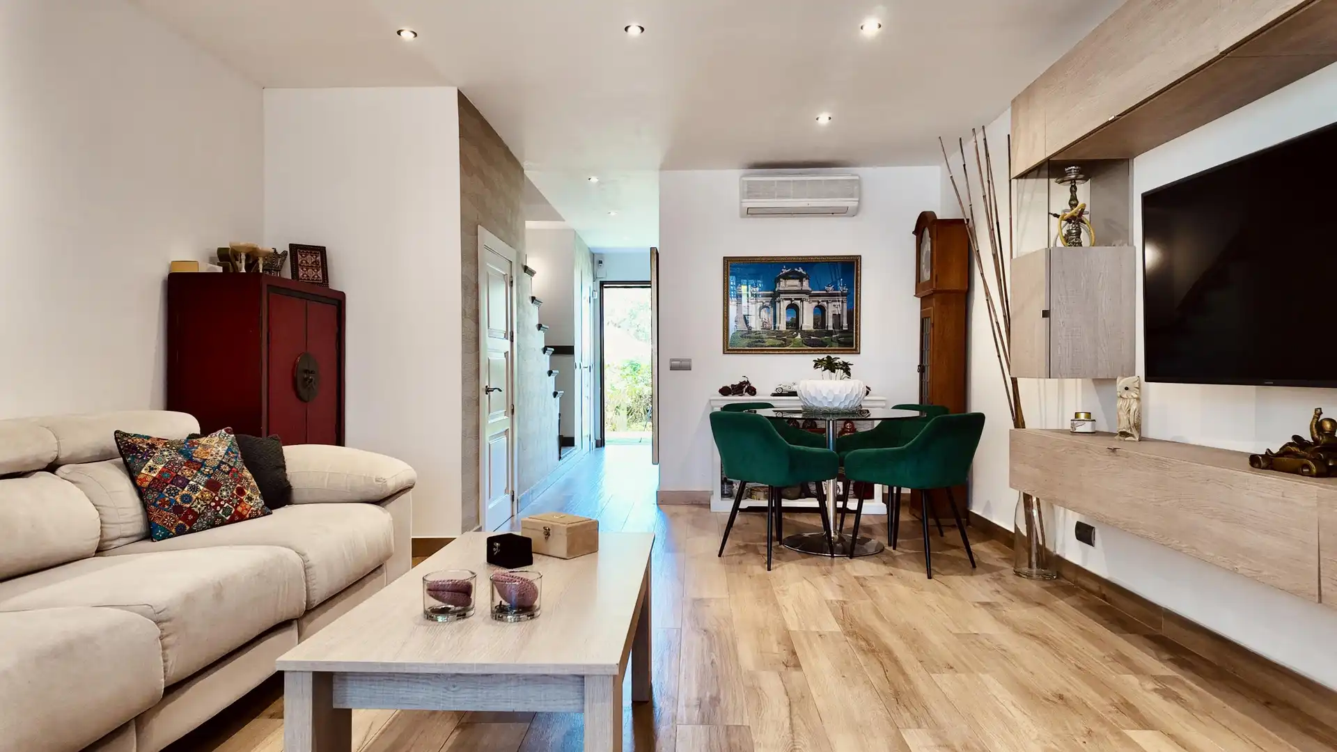 Sala de estar de Casa adosada en venta en Marbella con Jardín privado, Alarma y Piscina comunitaria