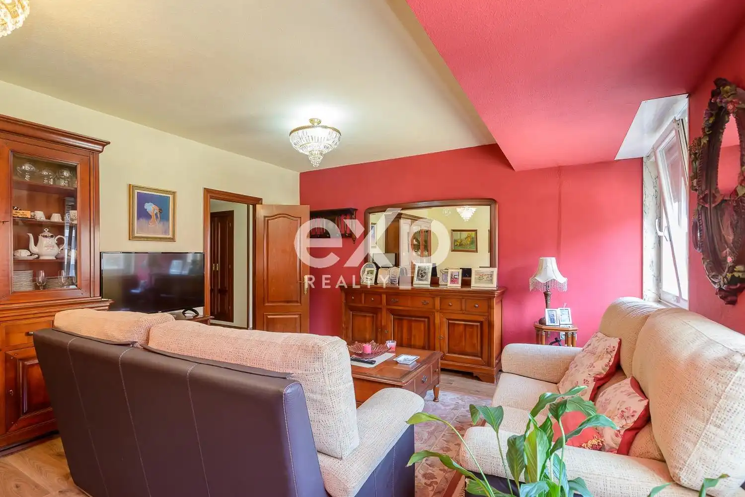 Sala d'estar de Pis en venda en Oviedo  amb Calefacció, Parquet i Moblat