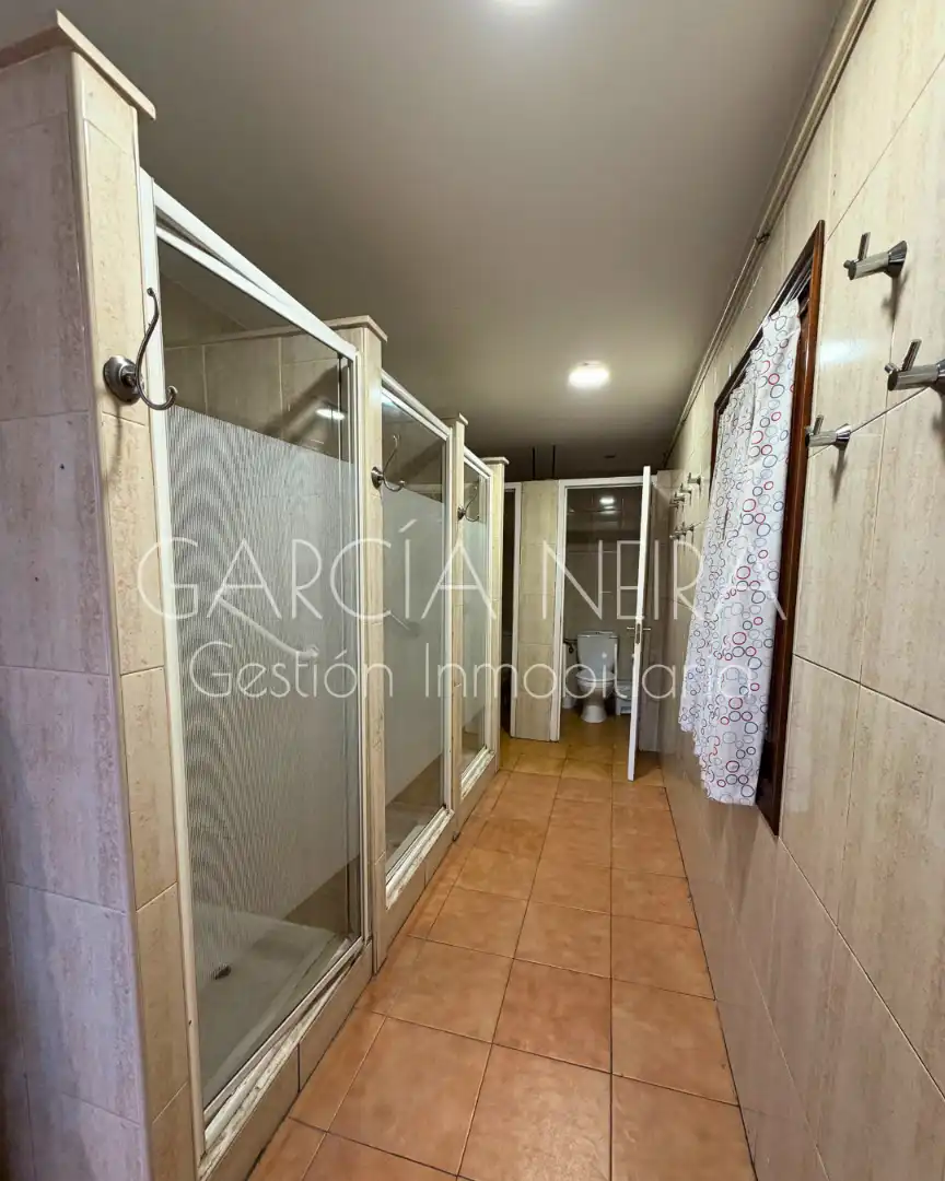 Bany de Casa o xalet en venda en Oviedo  amb Calefacció, Jardí privat i Rentadora