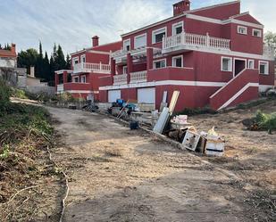 Vista exterior de Casa adosada en venda en Chiva amb Terrassa