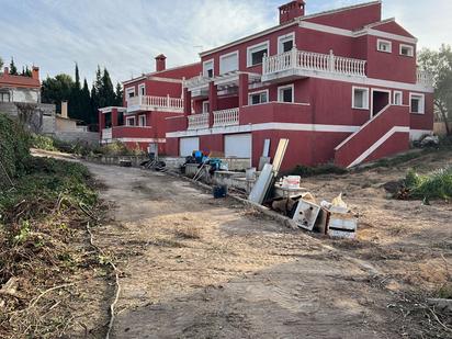 Vista exterior de Casa adosada en venda en Chiva amb Terrassa i Traster