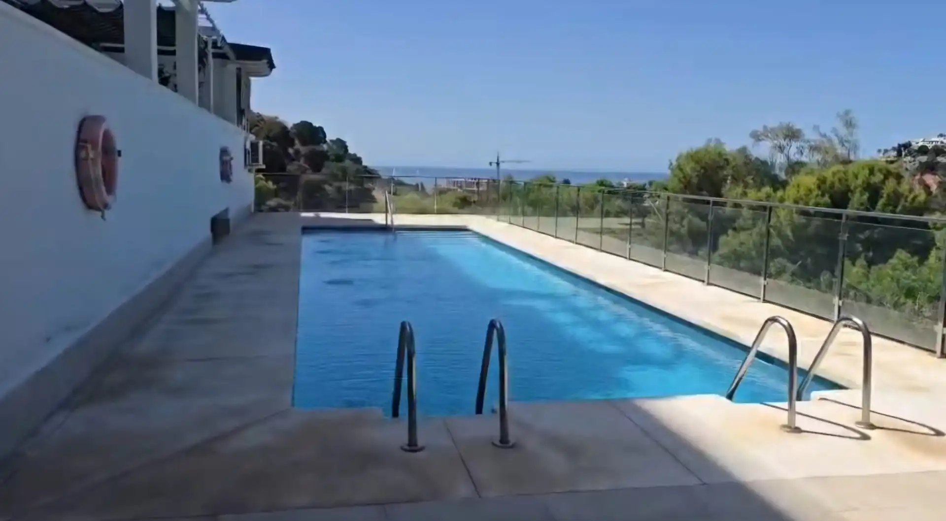 Swimming pool of Flat for sale in Benalmádena