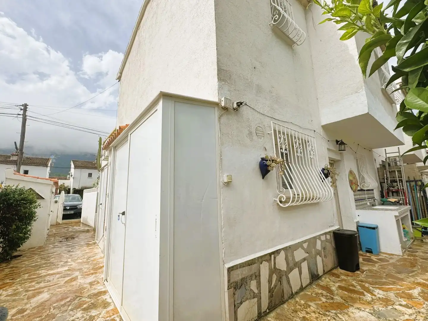 Außenansicht von Einfamilien-Reihenhaus zum Verkauf in Dénia mit Klimaanlage, Privatgarten und Terrasse