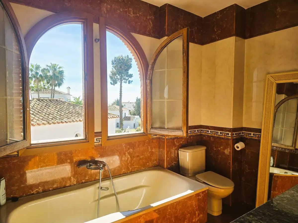 Badezimmer von Einfamilien-Reihenhaus zum Verkauf in Mijas mit Klimaanlage, Heizung und Privatgarten
