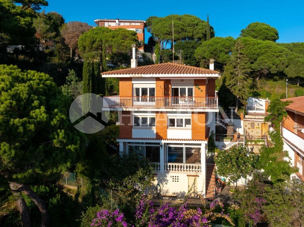Vista exterior de Casa o xalet en venda en Alella amb Calefacció, Jardí privat i Terrassa
