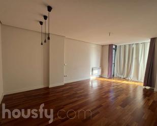 Living room of Flat to rent in  Madrid Capital  with Air Conditioner, Heating and Storage room