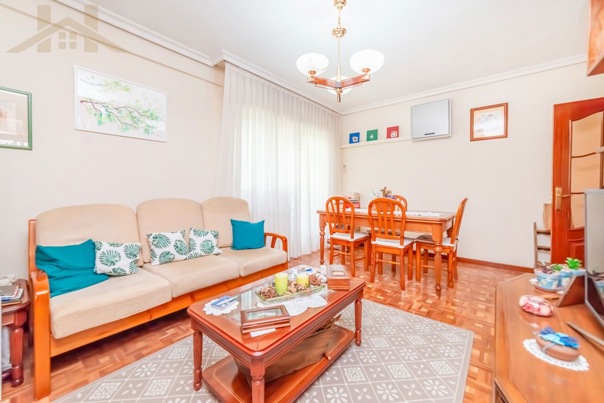 Living room of Flat for sale in Alcobendas  with Air Conditioner, Heating and Parquet flooring