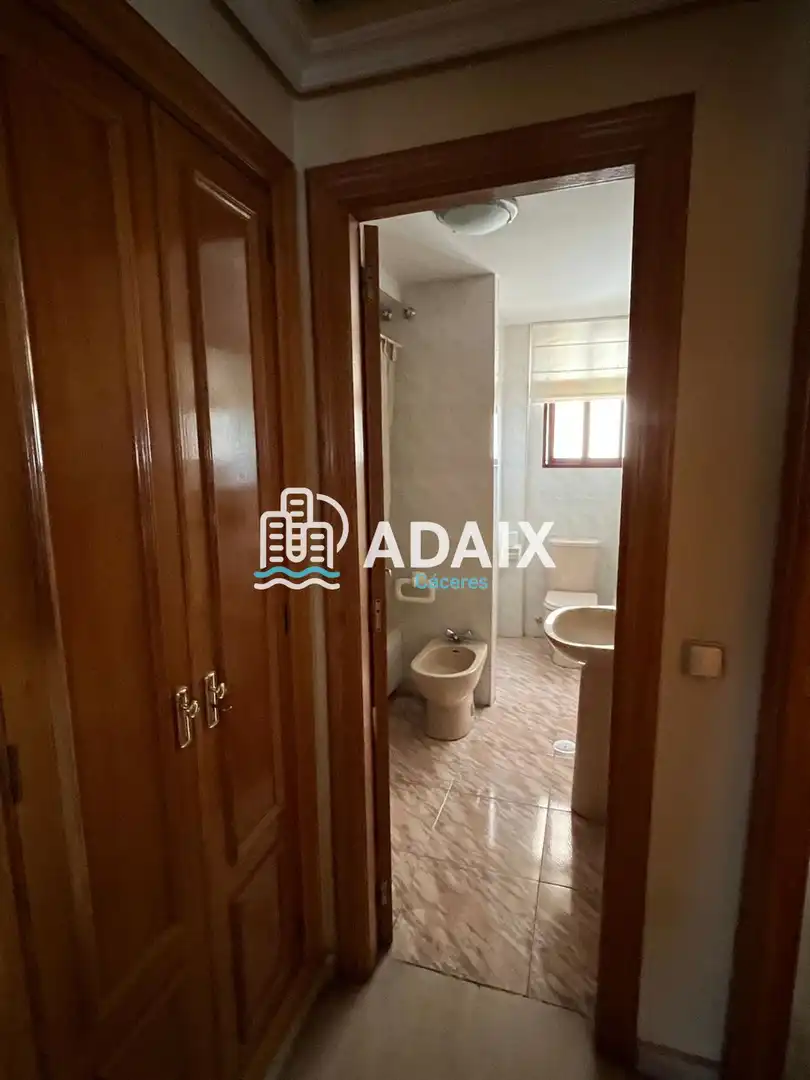 Baño de Oficina de alquiler en Cáceres con Aire acondicionado, Calefacción y Terraza