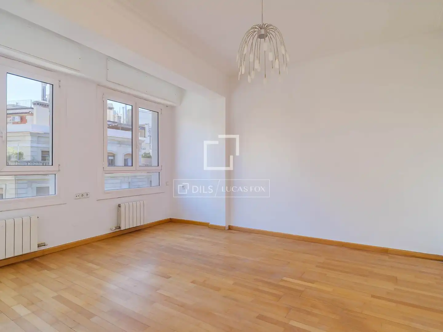 Schlafzimmer von Wohnung zum Verkauf in Barcelona mit Klimaanlage, Heizung und Balkon